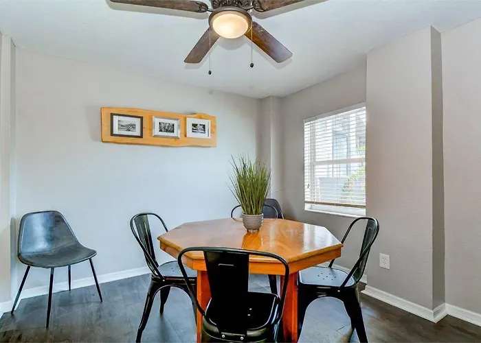 Driftwood Castle Urban Oasis With Firepit Near Convention Center And Amalie Arena, Room For 6