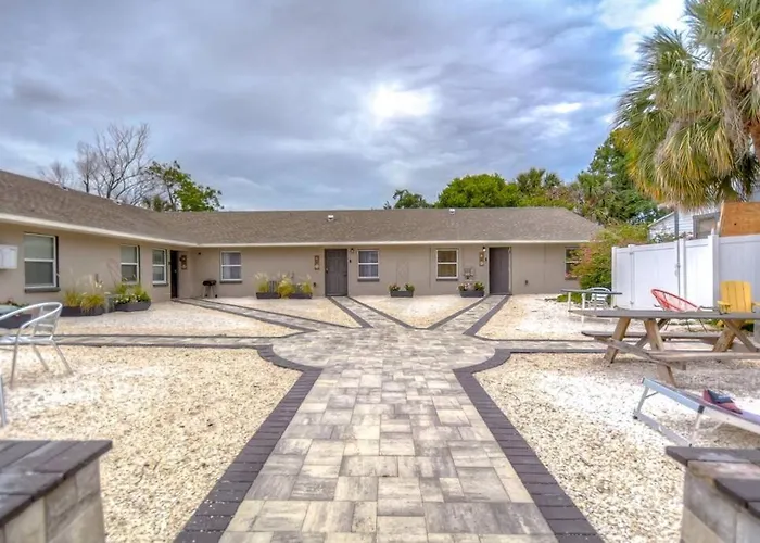 Driftwood Castle Urban Oasis With Firepit Near Convention Center And Amalie Arena, Room For 6